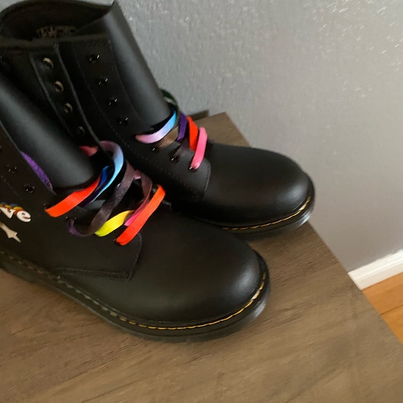 NEW DR MARTENS WOMEN'S PRIDE RAINBOW BLACK LEATHHER COMBAT BOOT SIZE 7L - Picture 2 of 6